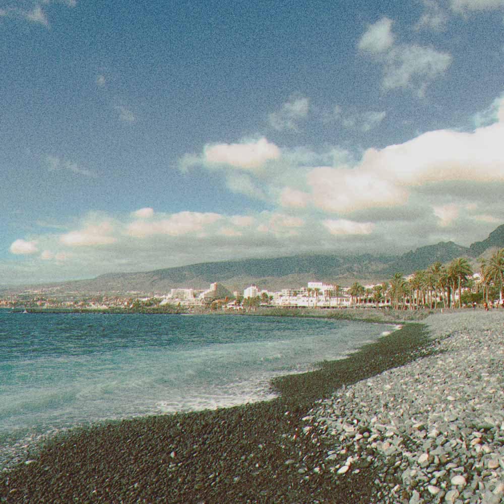 Akmeņaina pludmale Costa Adeje rajonā, Tenerifē