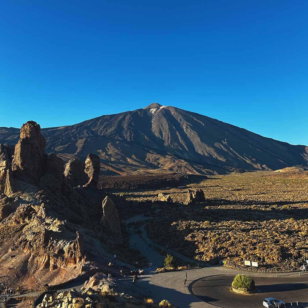 Teides nacionālais parks un Teides vulkāns fonā