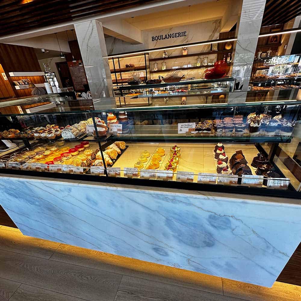 Desertu vitrīna Sarikas bakery Rodā