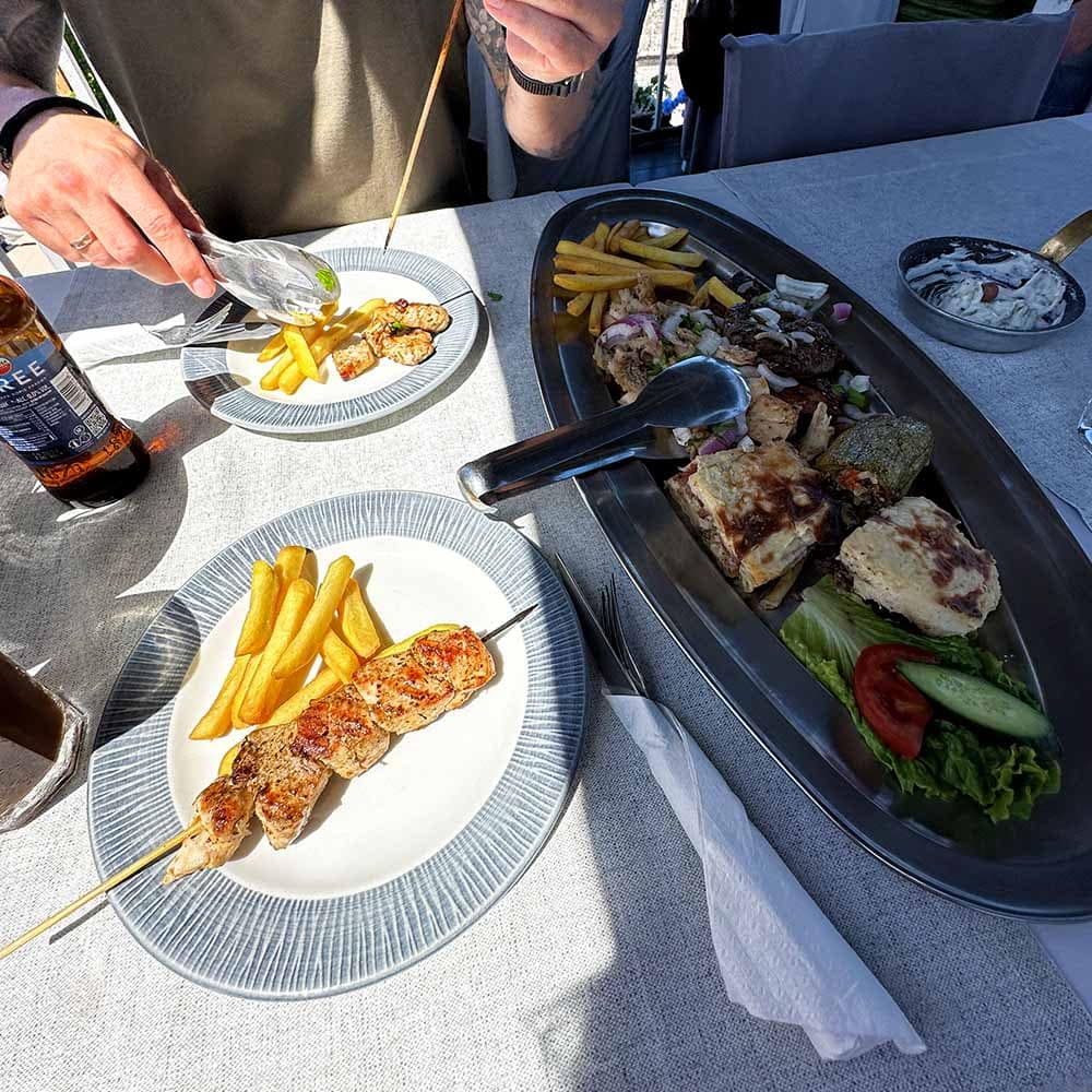 Grieķu tradicionālie ēdieni restorānā Old Town restaurant Rodā