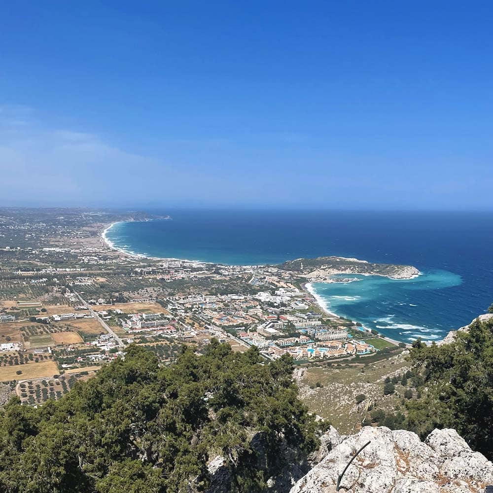 Skats uz pludmalēm no Tsambikas klostera kalna virsotnes