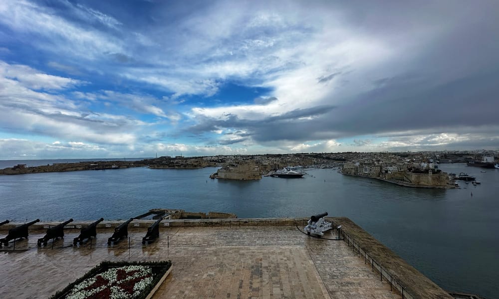 Skats uz Maltas trīs pilsētam no Upper Barrakka dārza Valletā, Maltā