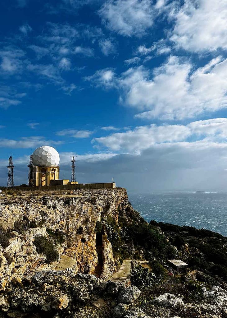 Aviācijas radars Dingli klintīs Maltā (Dingli Aviation Radar at the Dingli Cliffs)