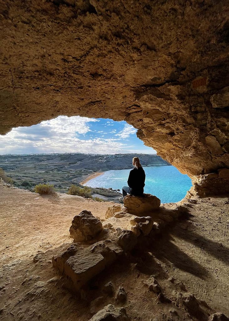 Skats no Tal Mixta alas uz sarkano smilšu pludmali Ir-Ramla l Hamra Gozo
