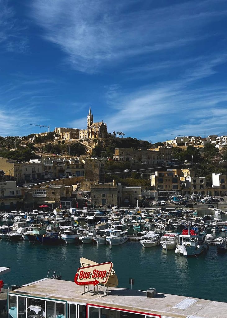 Skats uz Gozo ostu un baznīcu Madonna of Lourdes