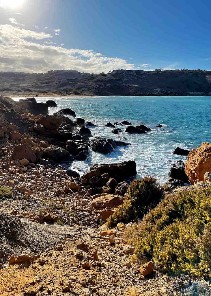Skats uz sarkano smilšu pludmali Ir-Ramla l-Hamra Gozo