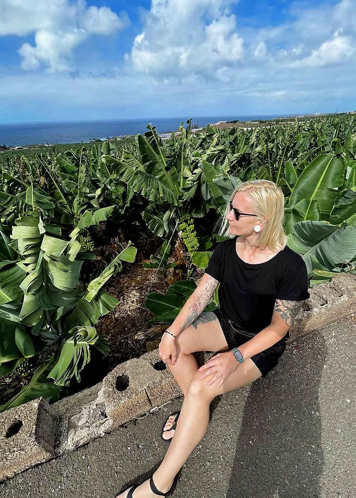 Sieviete pie banānu blantācijas Tenerifē