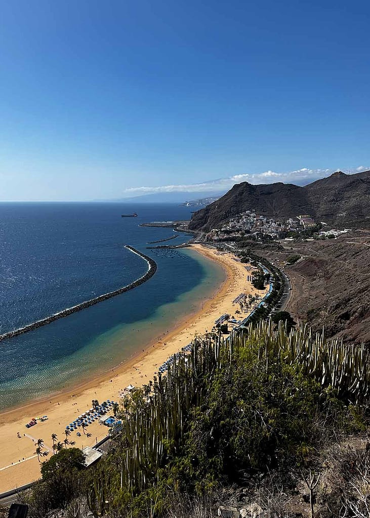 Skats no augšas uz Playa de las Teresitas pludmali