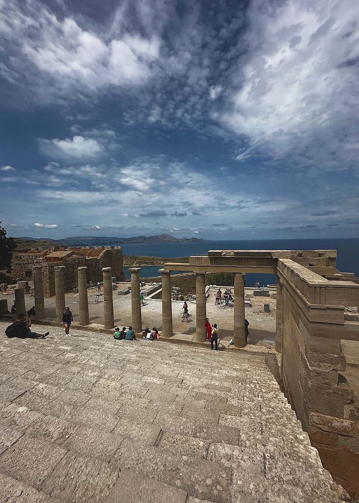 Lindos akropole ar pirms mūsu ēras celto ēku drupām