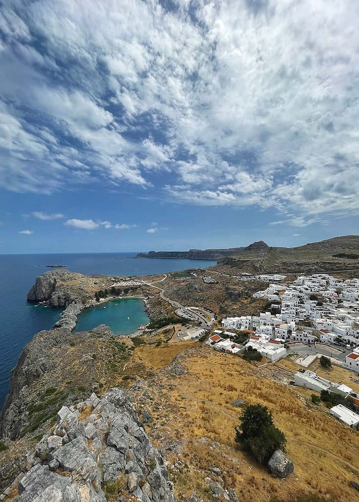 Skats pār Lindos pilsētu un līci no Lindos akropoles