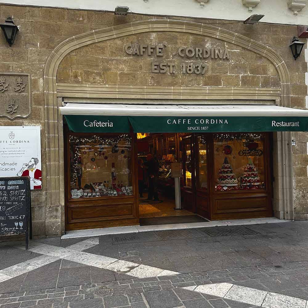Caffe Cordina - Valletas ikoniskākās kafejnīcas ieeja
